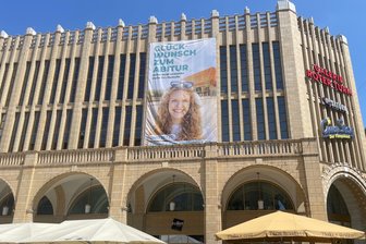 Größte Abi-Glückwunschkarte von Chemnitz gesichtet - Mit einem Banner an der Galeria Roter Turm gratulieren Uni und Stadt den Chemnitzer Abiturienten.