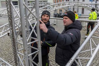 Größte Après-Ski-Party des Vogtlandes startet in Treuen - Denny Thiele (li.) vom Kommunalstützpunkt und Sebastian Söllner beim Bühnenaufbau.