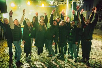 Größte Après-Ski-Party des Vogtlandes zum Auftakt des Treuener Weihnachtsmarktes: „Es geht darum, dass in Treuen etwas los ist“ - Der Freundeskreis von Sebastian Söllner (vorn Mitte) stemmte die Party.