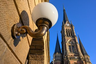 Größte Chemnitzer Kirche bleibt zu Ostern leer – explodierende Heizkosten machen Gemeinden zu schaffen - Die St.-Petri-Kirche am Theaterplatz ist eine der bekanntesten Chemnitzer Kirchen. Wegen drastisch gestiegener Fernwärmepreise kann sie derzeit nur eingeschränkt genutzt werden.