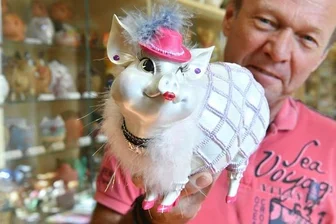 Größte internationale Sparschweinsammlung wird nach 13 Jahren aufgelöst - Miss Piggy aus Deutschland: Letztmalig ist die skurrile Spardose nun in der großen Sammlung im Berthelsdorfer Bürgerhaus zu sehen. Vielleicht findet sich ein Liebhaber, der das Sparschwein erwerben möchte. 