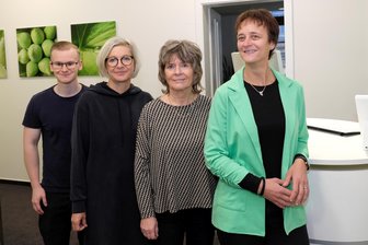 Größte Krankenkasse bleibt vor Ort: AOK Plus jetzt am Solbrigplatz in Reichenbach - Kundenberater Nick Polster, die Kundenberaterinnen Claudia Bauer und Ute Rüßmann sowie Susanne Liebold, Leiterin des Regionalcenters Vogtlandkreis, (von links) in der neuen AOK-Plus-Filiale am Solbrigplatz 6 in Reichenbach.