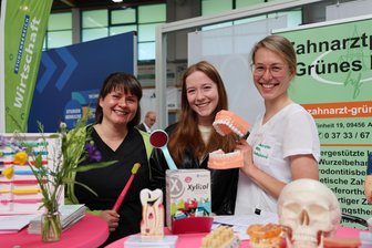 Größte Messe zur Studienorientierung im Erzgebirge zieht um - 2025 fand die Messe in Annaberg-Buchholz statt. Hier wurde Marie Reuther (M.) von Zahnärztin Anna Kudlácková (r.) und Henriette Härtwig-Gräser beraten.
