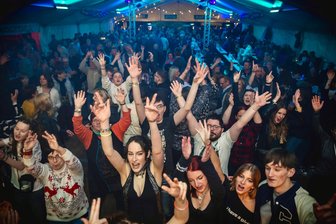 Größte Silvesterparty des Vogtlandes steigt in Rodewisch: Das ist geplant - Die Stimmung im Festzelt ist im vergangenen Jahr prima gewesen.