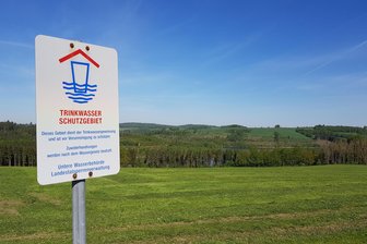 Größte Trinkwassertalsperre des Vogtlands: Risikoanalyse enthüllt Belastung im Rohwasser - Rund um die größte Trinkwassertalsperre im Vogtland ist Trinkwasser-Schutzgebiet. Die Talsperre schimmert im Hintergrund durch den Wald.