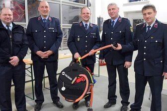 Größte Wehr im Vogtland sucht Leiter - Der Reichenbacher OB Raphael Kürzinger löste bei der Feuerwehr-Jahreshauptversammlung mit der Übergabe einer sogenannten Tacbag im Wert von rund 5000 Euro große Freude aus. Dabei handelt es sich um ein innovatives Schlauchsystem, das ähnlich einem Gartenschlauch auf einer Trommel aufgerollt ist. "Das erleichtert unseren Einsatzkräften auf der Drehleiter die Arbeit beim gezielten Löschen", erklärte der stellvertretende Wachenleiter Chris Ziegler. Für herkömmliche Schläuche ist vor allem auf der Drehleiter oft nicht ausreichend Platz vorhanden. Der Schlauch der Tacbag verbindet Hauptwasserleitung und Strahlrohr und wird nur so weit ausgerollt, wie er benötigt wird. "Damit verringert sich auch das Gewicht, das der Angriffstrupp mitnehmen muss", so Wachenleiter Steffen Blank. 