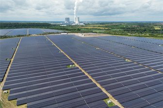 Größter Energiepark Europas südlich von Leipzig: Brummgeräusche bringen Anwohner um den Schlaf - Nach rund zwei Jahren Planungs- und Bauzeit wurde der Energiepark Witznitz (im Hintergrund zu sehen: das Braunkohlekraftwerk Lippendorf) dieses Jahr in Betrieb genommen. Nun nervt der Lärm die Anwohner in den umliegenden Ortschaften.
