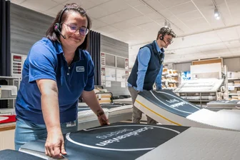 Größter Jysk-Markt im Erzgebirge: Diese Stadt bekommt eine XL-Filiale mit neuem Konzept - Madlen Eichenmüller und Rick Päßler arbeiten bei Jysk in Aue.