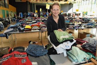 Größter Kleiderbasar im Vogtland startet diese Woche - Helferin Isabell Zimmer bei der Vorbereitung des Herbstbasars in der Musikhalle Markneukirchen.