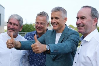 „Größter Wahlbetrug nach dem Zweiten Weltkrieg“: Was Sachsens parteiloser Abgeordneter Matthias Berger CDU-Chef Merz ankreidet - und Hubert Aiwanger - Der Landtagsabgeordnete und Ex-Spitzenkandidat Matthias Berger (3. v. l.) kritisiert Bayerns Vize-MP und Freie-Wähler-Bundeschef Hubert Aiwanger (rechts) scharf - hier bei einem Wahlkampftermin 2024 mit dem Ex-Abgeordneten Stephan Hösl (links) und Stollbergs Oberbürgermeister Marcel Schmidt.