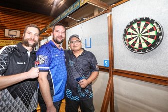 Größtes Dartturnier im Vogtland: Pokal geht nach Oberfranken - Die drei besten Dartspieler beim Syrauer Neujahrsturnier: Simon Trommler vom DC Erzgebirge (links) verlor im Finale gegen Jimmy Gläßel (rechts) aus Oberfranken. Der Slowake Matej Bubica (Mitte) wurde Dritter.