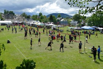 Größtes Freiluft-Volleyballturnier des Erzgebirges vor 26. Auflage - Parallel wird immer auf mehreren Spielfeldern um Punkte gekämpft.