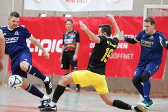 Größtes Hallenfußball-Spektakel im Vogtland: Überraschungen blieben in der ersten Vorrunde aus - Der Jößnitzer Fabio Kurzendörfer behauptet den Ball gegen Schönecks Lukas Hinzmann. Der VfB gewann das Eröffnungsspiel mit 2:0. Am Ende erreichten beide Teams die Zwischenrunde.