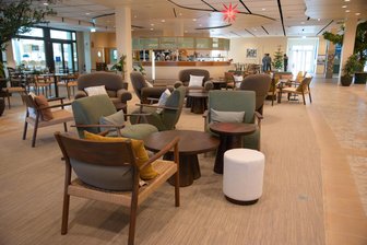 Größtes Hotel im Vogtland präsentiert sich mit neuer Optik - Der Foyer-Bereich im Ifa-Hotel wurde neu gestaltet und mit neuen Sitzgelegenheiten ausgestattet, sodass eine neue einladende, gemütliche und entspannte Atmosphäre entstanden ist.