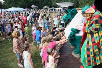 Größtes Kinderfest Sachsens steigt wieder - Polizeidino Poldi kommt wieder zu Zwikkifaxx und lässt dafür sogar den Tag der Sachsen in Riesa sausen.