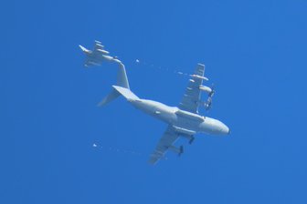 Größtes Militärflugzeug der Bundeswehr kreist über dem Vogtland: Spaziergängerin gelingt Schnappschuss von Tankmanöver in luftiger Höhe - Marita Zimmermann gelang am Montag dieses Foto eines militärischen Tankmanövers am Himmel über dem Vogtland.