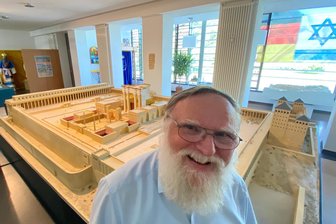 Größtes Modell Europas: Reichenbacher baut Tempel von Jerusalem nach - Freut sich vor allem auf Schulklassen und deren Abstecher im Religionsunterricht: Matthias Hampel vor dem von ihm gebauten Modell des Tempels von Jerusalem zu Zeiten von Jesus. Die Anlagendarstellung im Israelzentrum im Park der Generationen fußt auf aktuellen wissenschaftlichen Erkenntnissen.