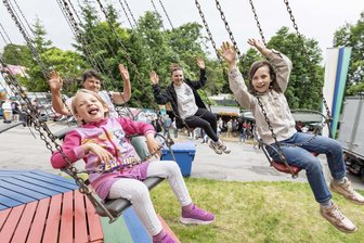 Größtes Volksfest im Erzgebirge: Lebensfreude pur bei der Annaberger Kät – die schönsten Bilder - Abby und Hanna (vorn v. l.) haben im Kettenkarussell Spaß bei der Extrarunde fürs Foto mit Oma und Mama. Der Papa der Wiesenbader Familie Bernstein hütet zu Hause das Baby.