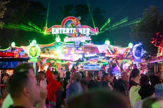 Größtes Volksfest im Erzgebirge: Wo Nachtschwärmer auf ihre Kosten kommen - Am Fahrgeschäft „Entertainer“ legen noch an drei Tagen DJs Livemusik auf.