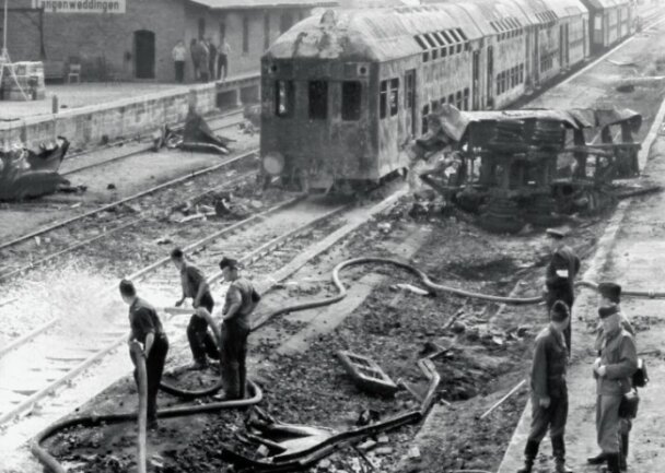 Größtes Zugunglück der DDR lässt Adorfer bis heute nicht los - Blick auf die Unglücksstelle während der Bergungsarbeiten. Der Zug war am Bahnübergang in einen Tanklaster geknallt. 