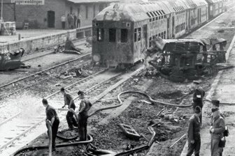 Größtes Zugunglück der DDR lässt Adorfer bis heute nicht los - Blick auf die Unglücksstelle während der Bergungsarbeiten. Der Zug war am Bahnübergang in einen Tanklaster geknallt.