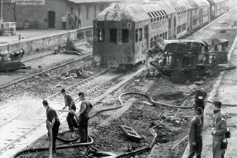 Größtes Zugunglück der DDR lässt Vogtländer nicht los - Blick auf die Unglücksstelle während der Bergungsarbeiten. Der Zug war am Bahnübergang in einen Tanklaster geknallt.