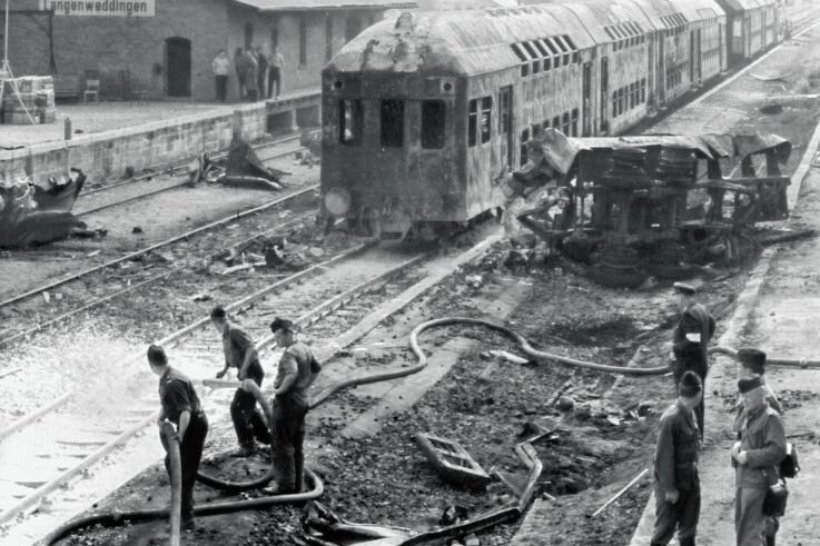 Größtes Zugunglück der DDR lässt Vogtländer nicht los - Blick auf die Unglücksstelle während der Bergungsarbeiten. Der Zug war am Bahnübergang in einen Tanklaster geknallt. 