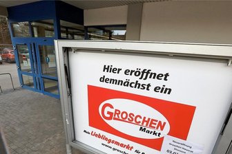 Groschen-Markt in Meerane zieht in leere Lidl-Halle - Auf der Tafel wird die Eröffnung des Groschen-Marktes in Meerane angekündigt.