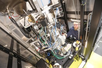 Groß-Investition für Blick auf die Kleinsten: TU Chemnitz schließt mit neuem Mikroskop zur Weltspitze auf - Der wissenschaftliche Mitarbeiter Markus Gruschwitz an einem der beiden Transmissionselektronenmikroskope. Sie stehen in einem neuen Forschungsbau an der Erfenschlager Straße.