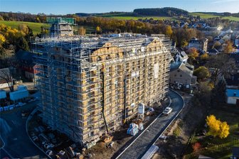 Groß-Investitionen 2024 im Erzgebirge: Wer steckt wo richtig viel Geld rein? - Der Umau und die Sanierung des historischen Speichers in Zwönitz ist für die Bergstadt ein Jahrhundertprojekt.
