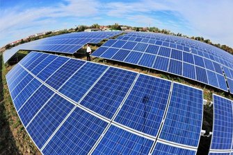 Groß-Solaranlage und Tiefengeothermie: Aue-Bad Schlema tüftelt an Energieprojekten - Blick auf einen Solarpark bei Erfurt. Auch in Bad Schlema könnte eines Tages eine größere Photovoltaikanlage entstehen.