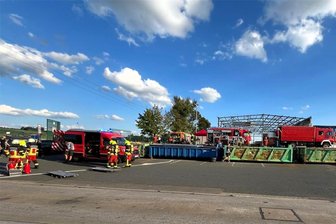 Großaufgebot der Feuerwehr bei Entsorgungsfirma Glitzner in Schneidenbach - Großes Aufgebot an Feuerwehren bei der Gefahrgutübung in Schneidenbach.