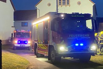 Großaufgebot in Noßwitz bei Rochlitz: Flammen aus dem Schornstein - Die Wehren aus Geithain, Noßwitz und Rochlitz rückten zu einem Schornsteinbrand aus.