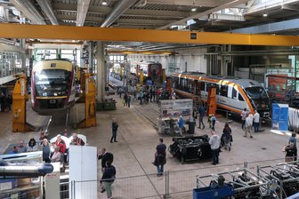 Großauftrag für die Vogtlandbahn: So läuft es mit der Personalsuche - Seit 25 Jahren werden im Betriebshof in Neumark Fahrzeuge der Länderbahn sowie anderer Unternehmen gewartet und repariert.