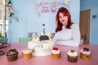 Großauftrag zur Blutspende: Womit eine Konditormeisterin im Erzgebirge punktet - Mandy Schimmel ist Inhaberin des Cake Shops in Eibenstock. Die 38-Jährige bietet auch Torten zu jedem erdenklichen Anlass an.