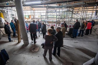Großbaustelle Actinon: Worauf sich Besucher des Bad Schlemaer Kurbades ab Oktober freuen können - Blick in die große Halle, wo derzeit noch die Gerüste stehen. Hier wurden alle Oberflächen und die Decke entfernt. Zur Baustellenführung mit dem technischen Leiter Hartmut Uhlmann kamen um die 30 Interessierte.