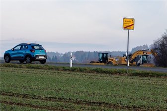 Großbaustelle am Plauener Stadtrand: Wer steckt hinter den Arbeiten? - Zwischen der Ortsverbindungsstraße von Röttis nach Barthmühle und den Gleisen der Deutschen Bahn gibt es eine Baustelle, die Fragen aufwirft.