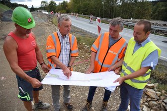 Großbaustelle auf der B 92 im Vogtland: Vollsperrung wird zum Thema - Die Verantwortlichen für die Großbaustelle: Polier Ulrich Mocker, Lasuv-Niederlassungsleiter Frank Petzoldt, Bauleiter Andreas Luckner und Streicher-Niederlassungsleiter Frank Lehmann (von links).