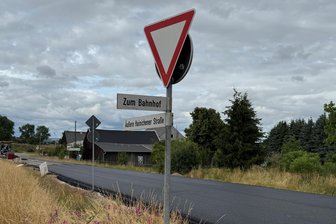 Großbaustelle B 169: An abgeklemmter Verkehrsader zwischen Frankenberg und Hainichen geht es voran - Heißer Asphalt in Dittersbach: die neue Schwarzdecke im Ortsteil.