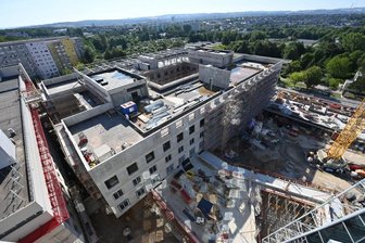 Großbaustelle bei laufendem Betrieb am Klinikum Chemnitz - Blick von oben auf den Neubau des Hauses 9 im Klinikkomplex an der Flemmingstraße, der im dritten Quartal 2022 in Betrieb gehen soll. Die geplanten Gesamtkosten liegen bei knapp 90 Millionen Euro - für das Klinikum ein Meilenstein.