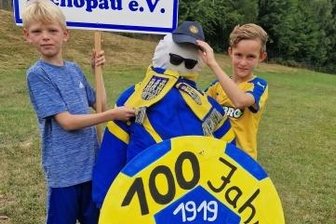 Großbaustelle - Herausforderung für Stadtfestplaner - Fußballnachwuchs in Aktion: Matheo Müller (l.) und Gustav Morgenstern bei letzten Arbeiten fürs BSG-Motor-Gefährt zum Schloss- und Schützenfest. 