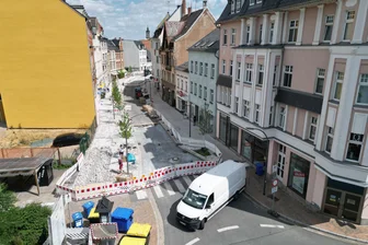 Großbaustelle in der Werdauer Innenstadt: „Die Nerven der Leute sind schon arg strapaziert“ - Auf dem ersten Teilstück laufen Pflasterarbeiten, Bäume wurden gepflanzt. Dort bekommt man einen Eindruck, wie die August-Bebel-Straße in Werdau künftig aussehen soll.