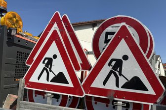 Großbaustelle in Limbach-Oberfrohna: Diese Buslinien sind betroffen - Bauarbeiten in Limbach-Oberfrohna: Eine wichtige Verbindungsstraße ist gesperrt.