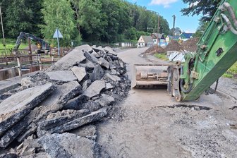 Großbaustelle in Neuhausen: Brückenneubau und Fahrbahnerneuerung bis Ende 2026 - In Neuhausen läuft derzeit auf der Olbernhauer Straße ein umfangreiches Bauprojekt.