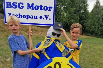 Großbaustelle in Zschopaus Innenstadt wird Herausforderung für Stadtfestplaner - Fußballnachwuchs in Aktion: Matheo Müller (l.) und Gustav Morgenstern bei letzten Arbeiten fürs BSG-Motor-Gefährt zum Schloss- und Schützenfest. 