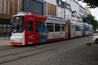 Großbaustelle in Zwickaus Innenstadt: Georgenplatz wird 2025 umgestaltet - Die Straßenbahnen werden nach dem Umbau des Georgenplatzes wieder vor dem Kino halten. Für den neuen Halt muss einiges umgebaut werden.