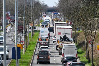 Großbaustelle Neefestraße: Erneute Verkehrsbehinderung aufgrund von Brückenbauarbeiten - Bis vorige Woche lief der Verkehr über die landwärtige Fahrbahn. Jetzt kommt die nächste Baustelle.