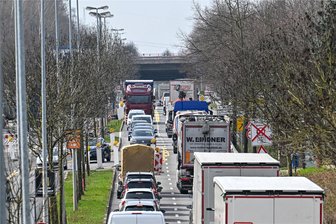 Großbaustelle Neefestraße in Chemnitz: So ändert sich diese Woche die Verkehrsführung - Derzeit fließt der Verkehr über die landwärtige Fahrbahn. Ab Donnerstag wechselt er auf die andere Seite (links).