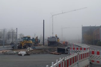Großbaustelle Neue Elsterbrücke in Plauen: Diese wichtige Straße soll ab Mittwoch wieder befahrbar sein - Am Montag hing die Baustelle am Komturhof und Sparkasse unter dichtem Nebel - ab Mittwoch soll die Straße stadtauswärts freigegeben werden.
