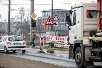 Großbaustelle Neue Elsterbrücke in Plauen: Für Fußgänger ist es teils kreuzgefährlich - wie die Stadt darauf reagiert - Ohne Hilfe einer Fußgängerampel queren Passanten derzeit die viel befahrene B 173 am Rande der Baustelle Neue Elsterbrücke. Es kommt hin und wieder zu heiklen Situationen.